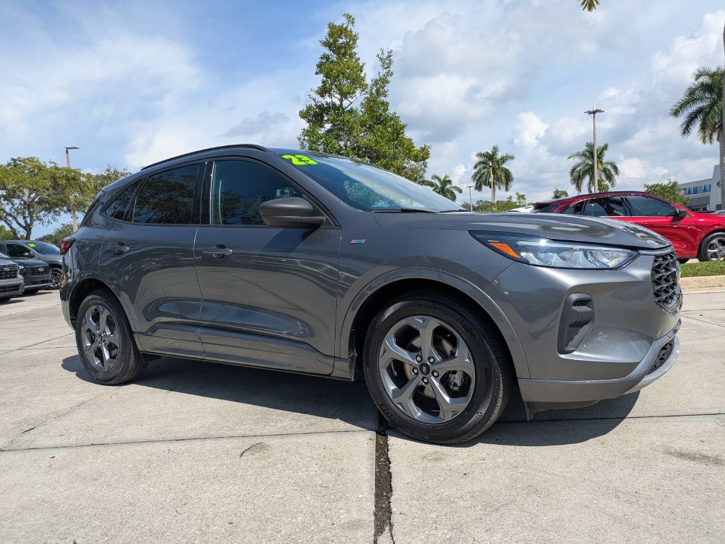 Used 2023 Ford Escape ST-Line w/ Tech Pack #1 FWD image 2