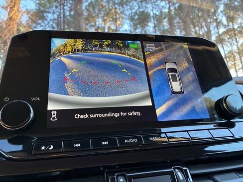 Used 2023 Nissan Pathfinder SL image 32