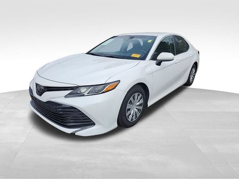 Used 2018 Toyota Camry L image 12