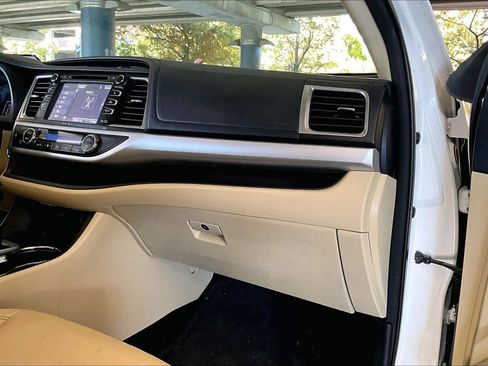 Used 2014 Toyota Highlander XLE image 18