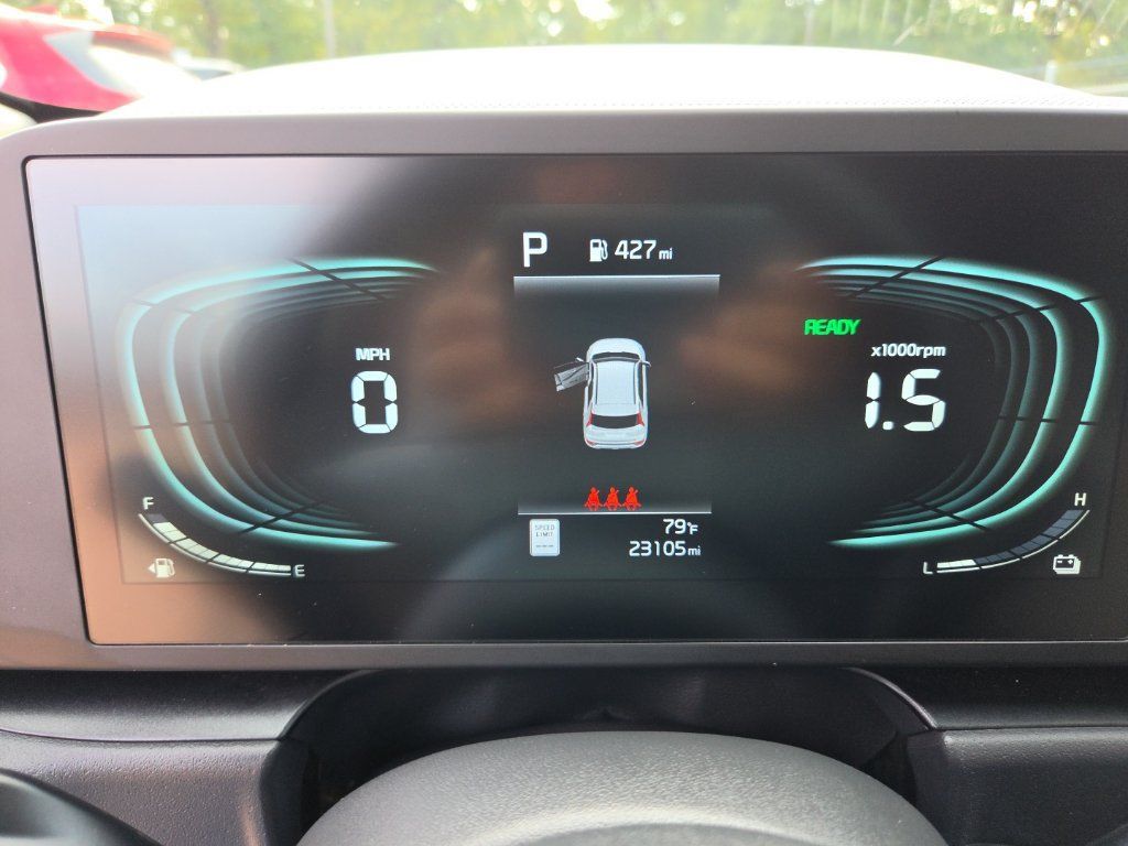 Used 2025 Kia Niro LX FWD image 2