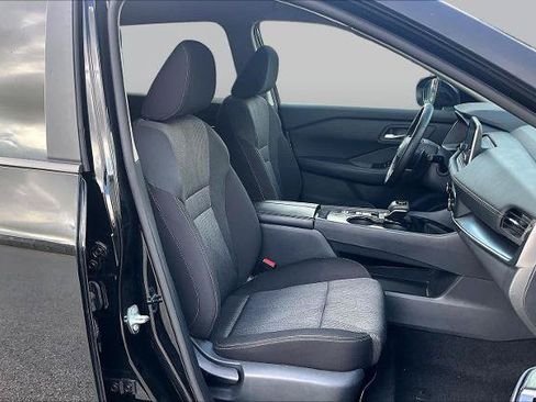 Certified 2025 Nissan Rogue SV FWD image 9