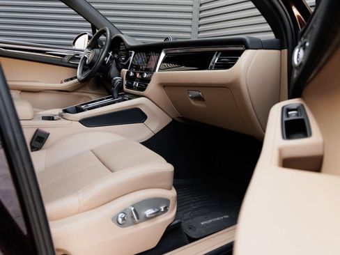 Certified 2025 Porsche Macan AWD/4WD image 35