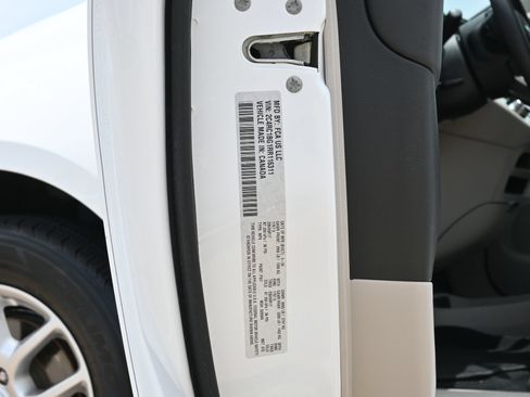 Used 2024 Chrysler Pacifica Touring-L FWD image 30