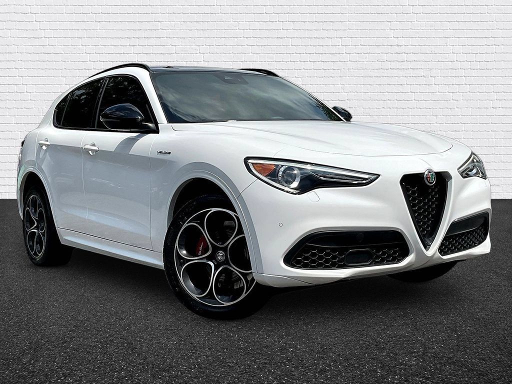 Used 2023 Alfa Romeo Stelvio Veloce AWD/4WD image 3