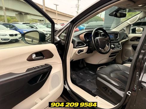 Used 2019 Chrysler Pacifica Touring-L FWD image 22