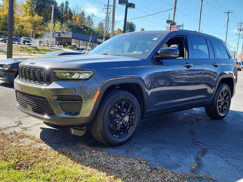Certified 2025 Jeep Grand Cherokee Altitude image 3