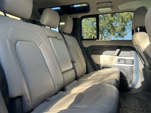 Used 2023 Land Rover Defender 110 SE image 16