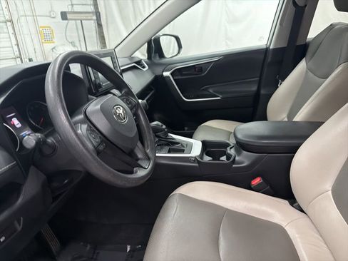 Used 2021 Toyota RAV4 LE FWD image 14
