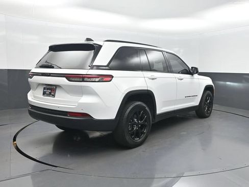 Used 2023 Jeep Grand Cherokee Altitude RWD image 28