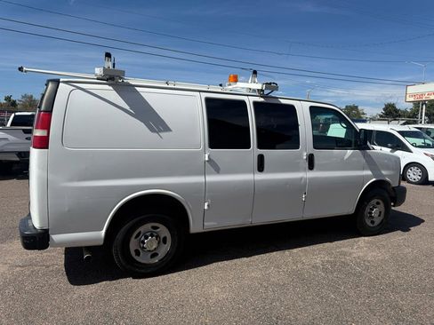 Used 2010 Chevrolet Express 2500 image 10