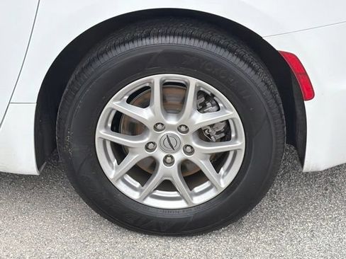 Used 2024 Chrysler Pacifica Touring-L FWD image 11