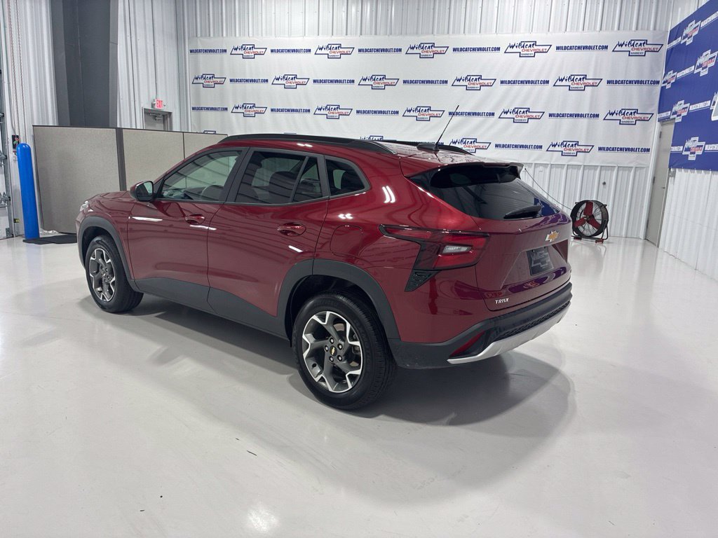 Used 2025 Chevrolet Trax LT FWD image 4