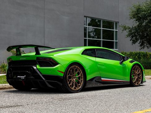 Used 2018 Lamborghini Huracan Performante AWD/4WD image 2