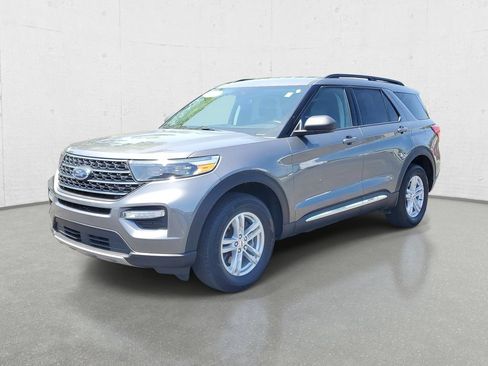 Used 2023 Ford Explorer XLT w/ Equipment Group 202A AWD/4WD image 4