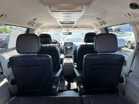 Used 2014 Chrysler Town & Country Touring-L w/ Driver Convenience Group FWD image 12