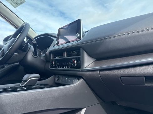 Certified 2025 Nissan Rogue SV image 26