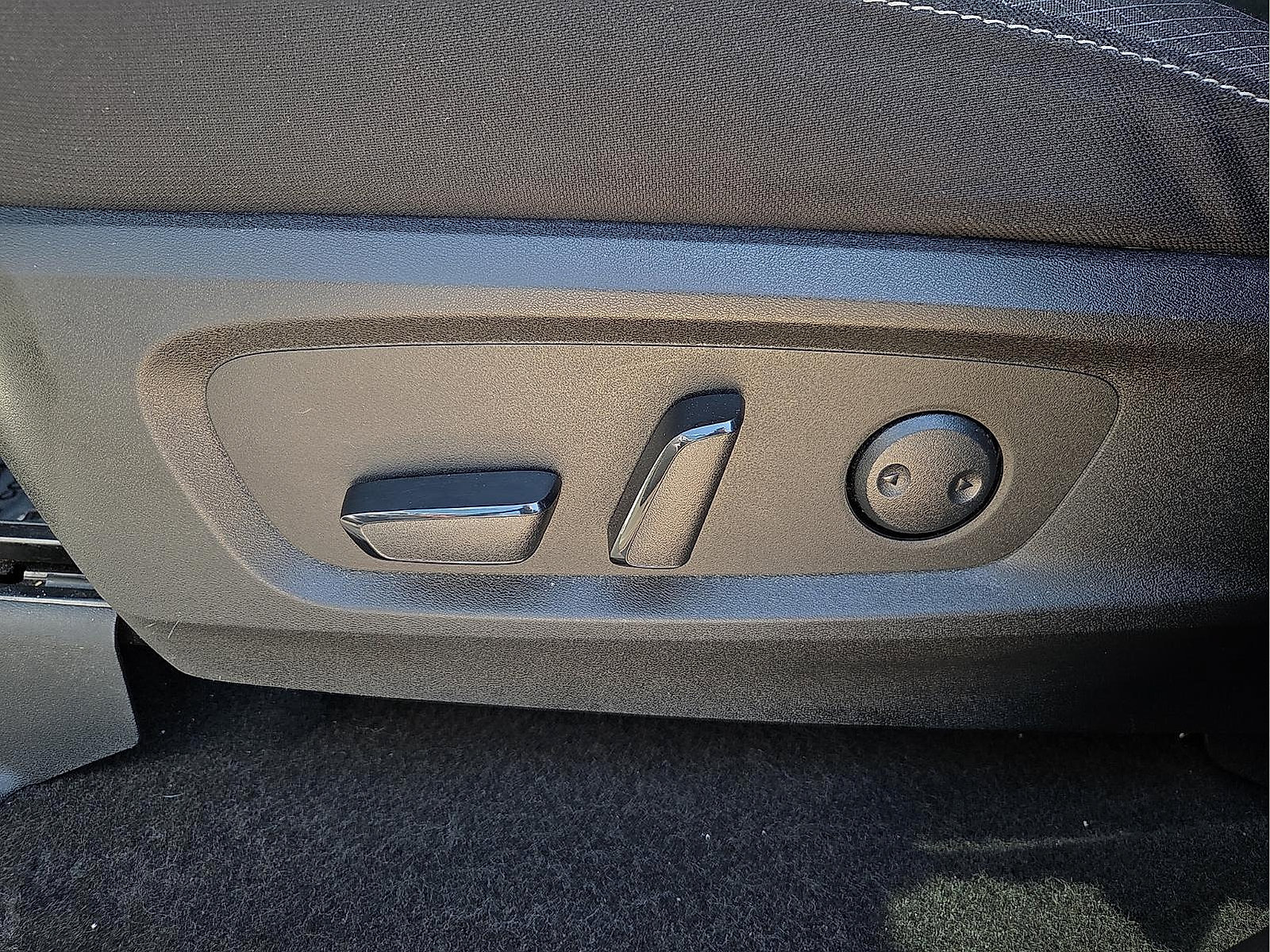 Used 2024 Nissan Pathfinder SV FWD image 16