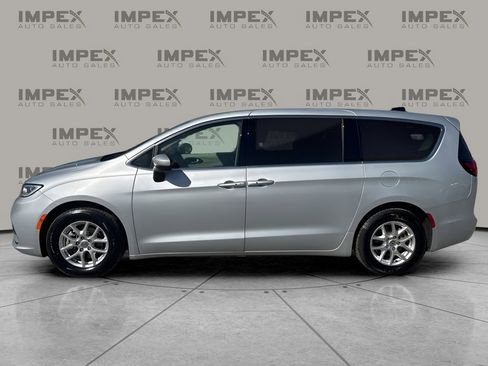Used 2023 Chrysler Pacifica Touring-L FWD image 2
