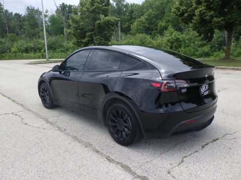 Used 2023 Tesla Model Y AWD image 3