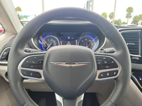 Used 2024 Chrysler Pacifica Touring-L FWD image 20