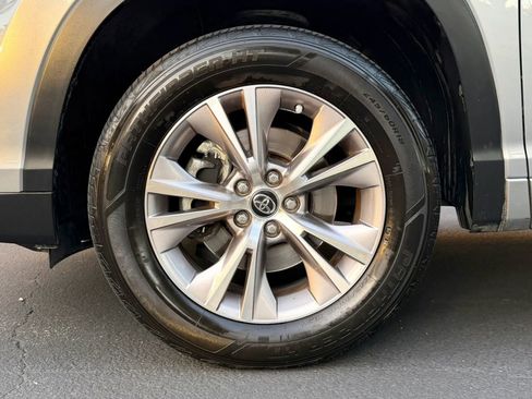 Used 2016 Toyota Highlander Plus FWD image 25