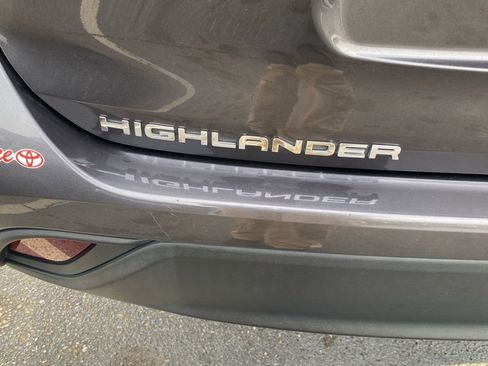 Used 2022 Toyota Highlander XLE image 15