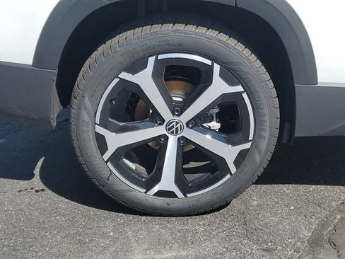 New 2025 Volkswagen Taos SEL image 5
