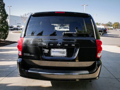 Used 2019 Dodge Grand Caravan SE w/ UConnect Hands-Free Group image 9