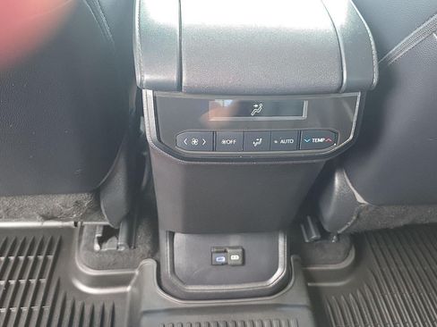 Used 2022 Toyota Highlander XLE AWD/4WD image 17