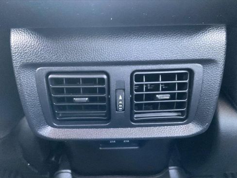 Used 2022 Toyota Venza LE image 12