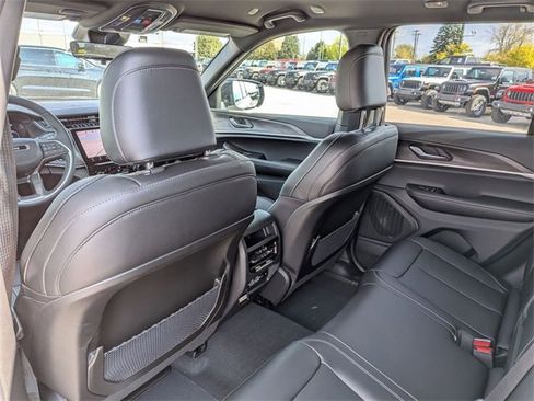 New 2025 Jeep Grand Cherokee Limited w/ Black Appearance Package image 26