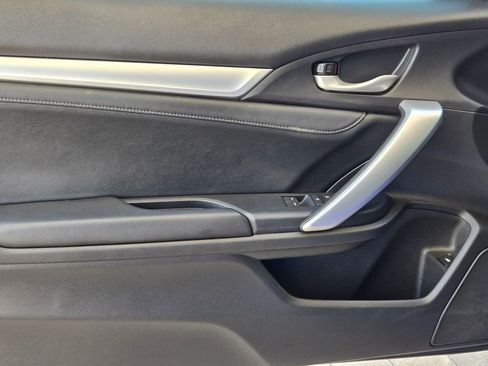 Used 2019 Honda Civic Touring image 11