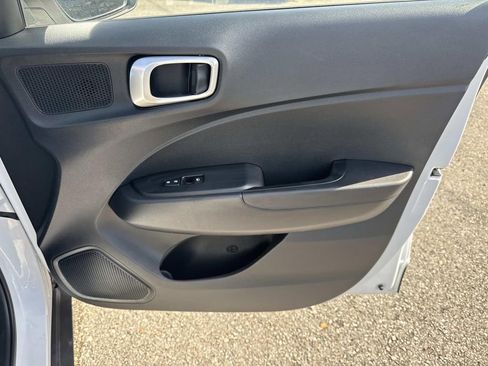 Used 2025 Hyundai Venue SEL FWD image 15