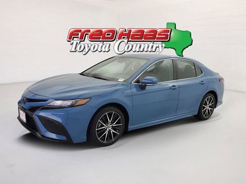 Used 2023 Toyota Camry SE image 1