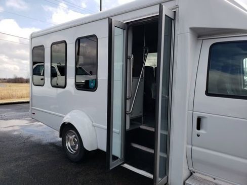 Used 2011 Ford E-350 and Econoline 350 Super Duty w/ Shuttle Bus Prep Pkg image 22