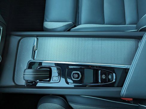 Used 2022 Volvo XC60 B5 R-Design w/ Advanced Package image 25