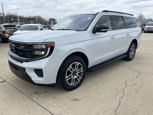 Used 2023 Lincoln Nautilus Reserve w/ Equipment Group 201A image 10