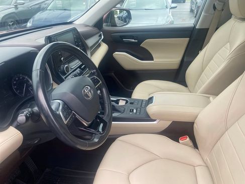 Used 2020 Toyota Highlander XLE AWD/4WD image 18