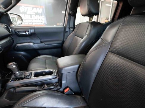 Used 2019 Toyota Tacoma TRD Off-Road image 10