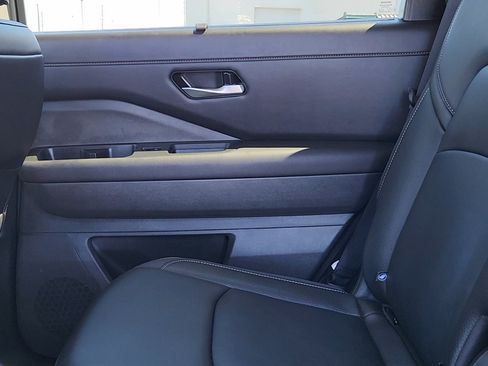 Used 2025 Nissan Pathfinder SL AWD/4WD image 16