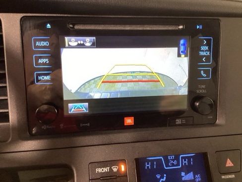 Used 2017 Toyota Sienna Limited Premium image 23