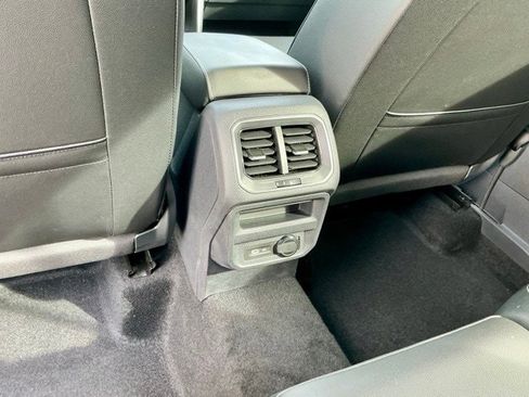 Used 2023 Volkswagen Tiguan SE image 10