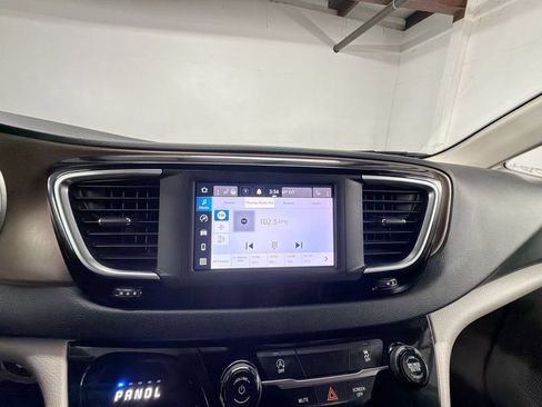 Used 2022 Chrysler Voyager LX FWD image 13