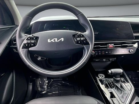 Used 2023 Kia Niro EX FWD image 8
