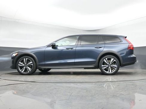 Used 2023 Volvo V60 B5 Cross Country Plus image 40