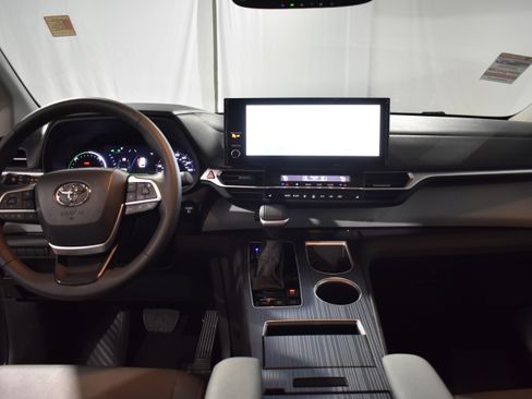 Used 2025 Toyota Sienna XLE FWD image 34