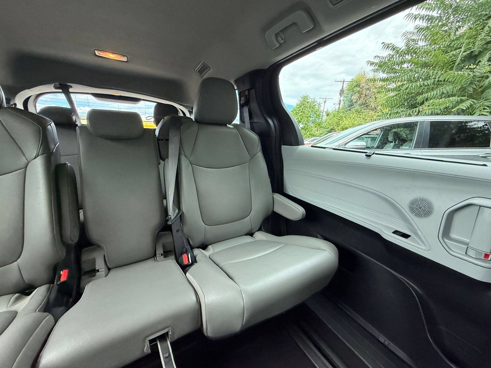 Used 2025 Toyota Sienna XLE FWD image 38