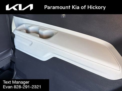 Used 2023 Kia Carnival LX image 12