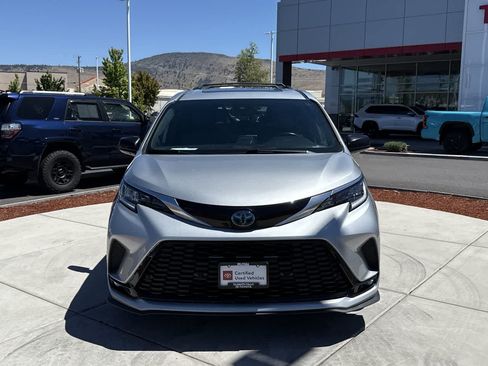 Used 2022 Toyota Sienna XSE w/ XSE Plus Package AWD/4WD image 3